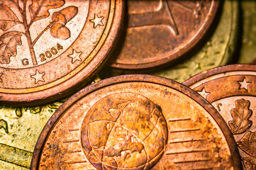 Obraz na płótnie Canvas Piled up cent coins as a macro shot.The focus is on a coin that was minted in 2004. The focus is on a coin with an annual issue of 2004. This is on numerous other coins.