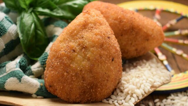 Arancinu Arancini siciliani ft0206_0199 Cucina siciliana Аранчини アランチーニ 아란치니