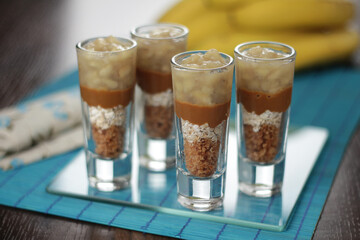banana verrine, dulce de leche, oats and nut crunch