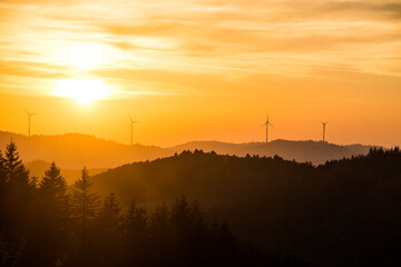 Windräder im Sonnenuntergang