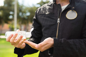 Applying antibacterial gel against covid-19