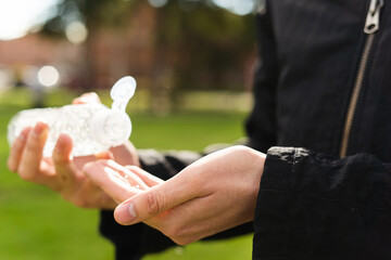 Applying antibacterial gel against covid-19