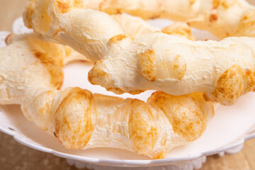 Biscoito de polvilho, alimento assado feito com polvilho de mandioca, tradicional da culinária brasileira.