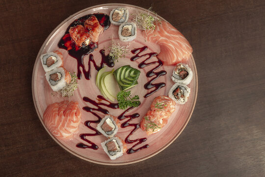 Prato com variedades de sushi (sashimi, salm&atilde;o flambado, joe, jow, uramaki, niguri e gunka) e molho tar&ecirc;