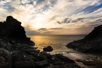 日本、沖縄県石垣島・日没の御神崎