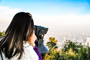 Mujer en mirador del Cerro San Cristóbal - Santiago Chile