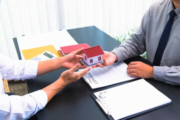 Propose a contract to sign house and real estate purchase contracts, calculate house purchase...