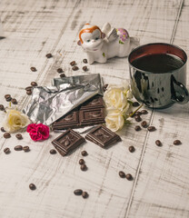 Bitter chocolate is an excellent stimulant for the human brain, as well as a good prophylactic against colds. In addition, stearic acid, which is also present in this delicacy, cleanses the blood vess