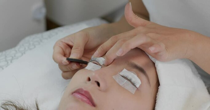 Woman perm her eyelash at beauty salon