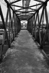 Puente peatonal con cubierta de metal