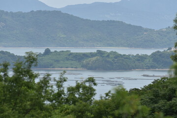 日本の岡山県瀬戸内市の美しい山と海の風景