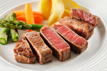 皿に盛り付けた黒毛和牛ヒレステーキ　Japanese wagyu beef fillet steak on a plate
