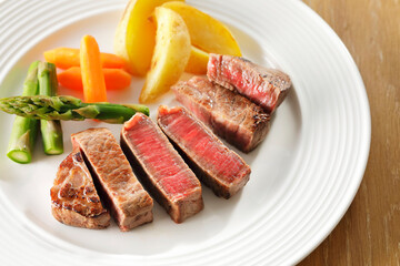 皿に盛り付けた黒毛和牛ヒレステーキ　Japanese wagyu beef fillet steak on a plate