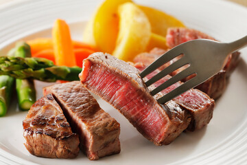 皿に盛り付けた黒毛和牛ヒレステーキ　Japanese wagyu beef fillet steak on a plate