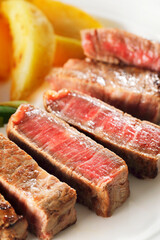 皿に盛り付けた黒毛和牛ヒレステーキ　Japanese wagyu beef fillet steak on a plate