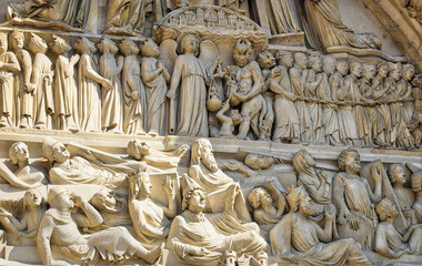 Detalle relieve biblico en la fachada de Notre Dame , Paris