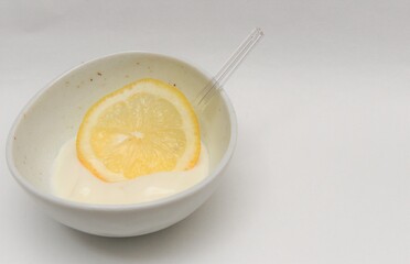 豆乳ヨーグルトに輪切りのレモンを添えました