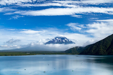 ９月の富士山と本栖湖　山梨