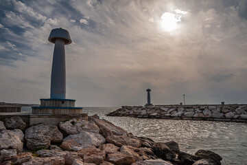 Obraz premium Lighthouses on a cape in a stormy sea.