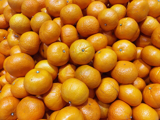 close up oranges in supermarekt