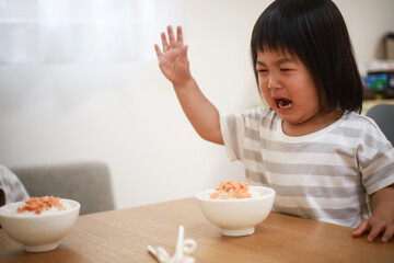 食事を嫌がる女の子