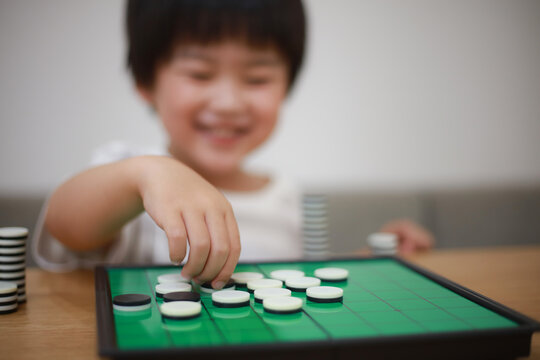 オセロで遊ぶ男の子
