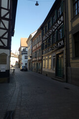 Blick auf die menschenleere Sandstraße mit Schlenkerla