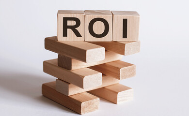 Obraz premium Text ROI on a wooden cube blocks