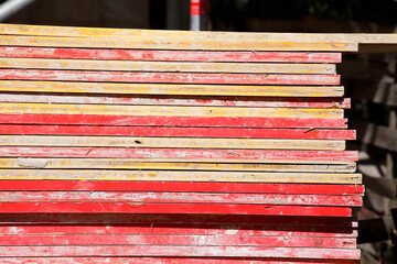 aufgestapelte rote Holzbalken, Hintergrund, Textur