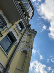 Fototapeta na wymiar facade of a building with blue sky