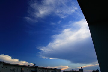 Fototapeta premium 住宅のマンションと綺麗な青空