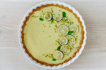 Details einer Tarte, typisch für Florida. Key Lime Pie, frisches Dessert mit Limetten und Pistazien