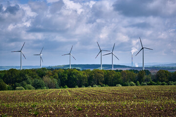 Windräder stehen am Rande von Chemnitz. Im Hintergrund ist das Heizkraftwerk Chemnitz Nord mit dem...