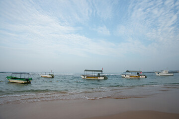 paysage de plage sur l'océan indien au sud du Sri Lanka 