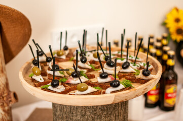 canapes on black bread with lard and olives