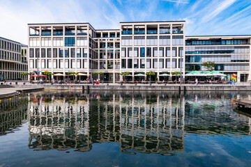 Spiegelung moderne Gebäude im Wasser in Dortmund am Phönixsee