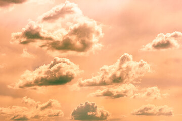 rot gelbe Wolken am Himmel als Hintergrund
