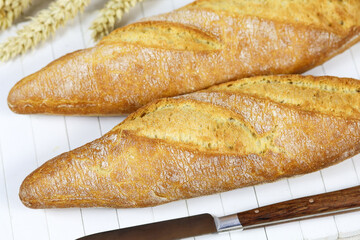 baguettes de pain française sur une table