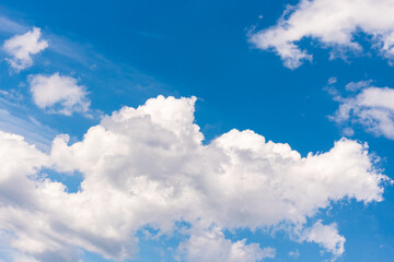 Obraz na płótnie Canvas Cumulus Wolken Wolkengebilde am Himmel blau weiss Hintergrund abstrakt