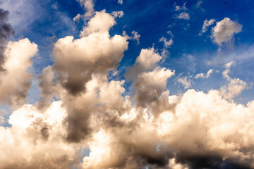 Cumulus Wolken Wolkengebilde am Himmel blau weiss Hintergrund abstrakt