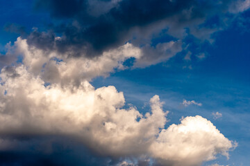 Naklejka na ściany i meble Cumulus Wolken Wolkengebilde am Himmel blau weiss Hintergrund abstrakt