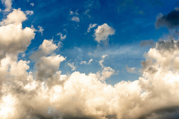 Cumulus Wolken Wolkengebilde am Himmel blau weiss Hintergrund abstrakt