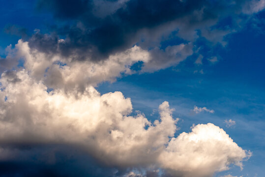 Cumulus Wolken Wolkengebilde am Himmel blau weiss Hintergrund abstrakt © dietwalther