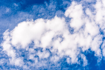 Cumulus Wolken Wolkengebilde am Himmel blau weiss Hintergrund abstrakt