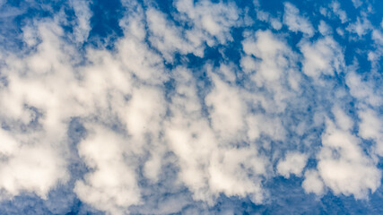Cumulus Wolken Wolkengebilde am Himmel blau weiss Hintergrund abstrakt