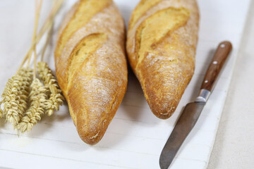 baguettes de pain française sur une table