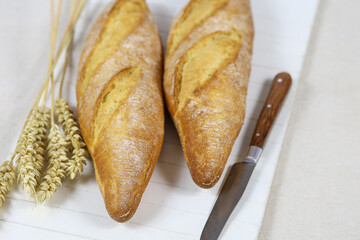 baguettes de pain française sur une table