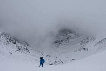 Escalando montaña en mitad de una ventisca