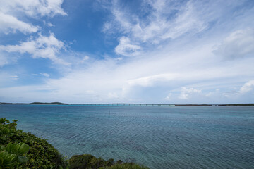 海と水平線と島