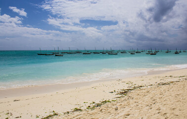 Fototapeta na wymiar Sailboats at a tropical beach